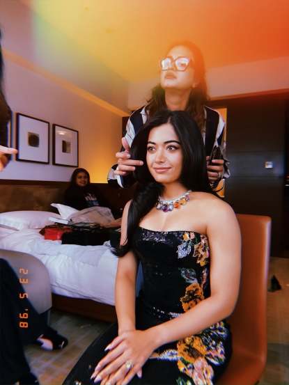 या ड्रेसवर तिने कर्लफुल नेकलेस परिधान केला होता. जो तिच्या ड्रेसवर शोभून दिसत होता.