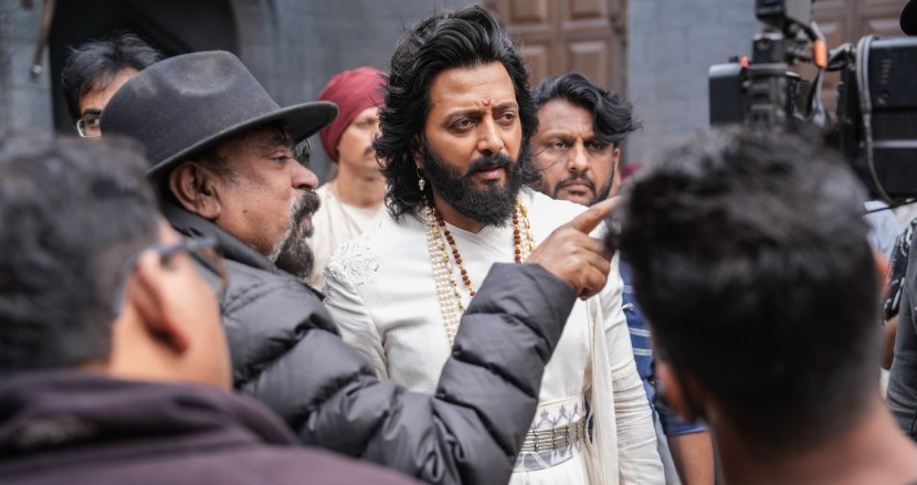 रितेश देशमुख मराठी व हिंदी इंडस्ट्रीतील लोकप्रिय अभिनेता आहे.