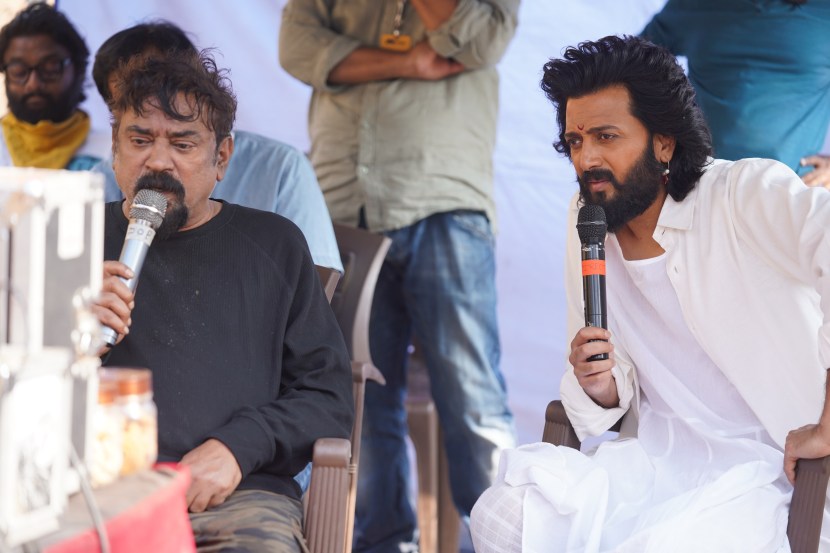 रितेश गेल्या काही दिवसांपासून त्याच्या 'राजा शिवाजी' या चित्रपटामुळे चर्चेत आहे.