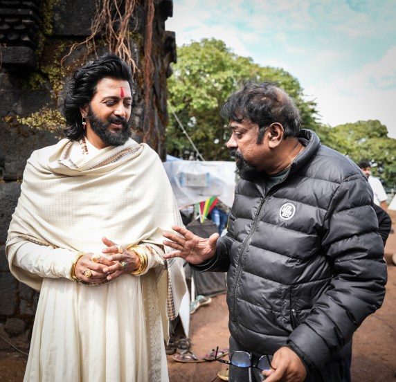 'राजा शिवाजी' सिनेमाला प्रदर्शित होऊन २७ दिवस झाले असून चित्रपटाने कोट्यवधींची कमाई केली आहे. अजूनही प्रेक्षक सिनेमागृहांमध्ये चित्रपट पाहण्यासाठी गर्दी करत आहेत.