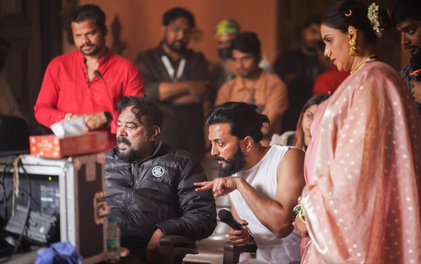 संतोष सिवन रितेश, जिनिलीया आणि त्यांच्या मुलाबरोबर संवाद साधत असतानाचे फोटो अभिनेत्याने शेअर केले आहेत. (सर्व फोटो : इन्स्टाग्राम)