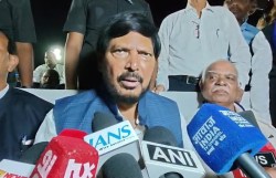 इंधन बचतीसाठी व्हीआयपींनी गाड्यांचा ताफा कमी करावा; मंत्री रामदास आठवले यांचे वसईत आवाहन