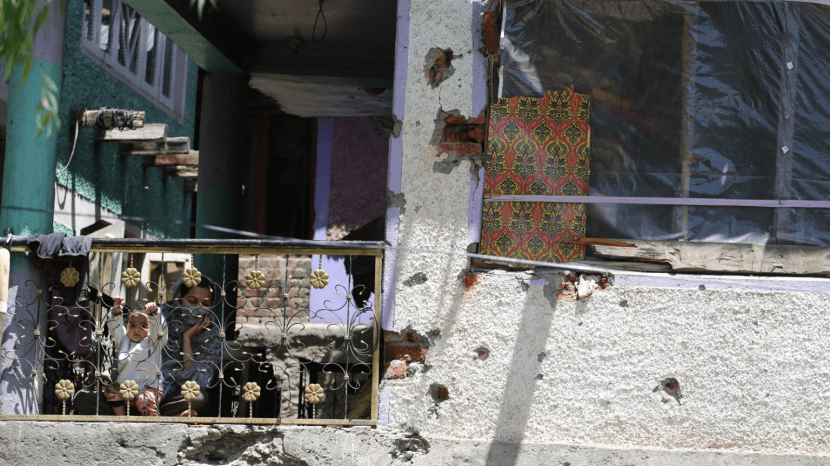 Girl standing near damaged house in Uri Operation Sindur | उरी सीमा ऑपरेशन सिंदूर बाधित घर आणि लहान मुलगी | Kashmir border ceasefire violation impact on children | ऑपरेशन सिंदूर उरी सीमेवरील जनजीवन आणि बंकरची गरज
