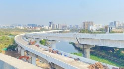 वाकोला – बीकेसी उन्नत रस्ता: ५४ मीटर लांबीचा गर्डर स्थापित, उन्नत रस्त्याचे संरचनात्मक काम पूर्ण, मे अखेरीस रस्ता वाहतूक सेवेत दाखल होण्याची शक्यता