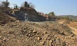 खदाणीतील बेकायदा दगड उत्खननाचा प्रश्न गंभीर, तक्रारदाराच्या हत्येनंतर खदाण माफियांवर कारवाईची मागणी