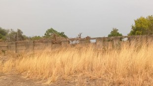 Ahilyanagar Kolhapur type weir bund issue | Maharashtra water conservation ground water level | Ahmednagar Zilla Parishad irrigation news | Kolhapur paddhatiche bandhare darwaje chori