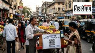 Mumbai street vendor showcasing a BMC digital QR code license on his fruit cart with a Loksatta Visheshleshan logo. मुंबईतील भाजी विक्रेता त्याच्या हातगाडीवर लोकसत्ता विश्लेषण आणि पालिकेचा डिजिटल क्यूआर कोड परवाना दाखवताना.
