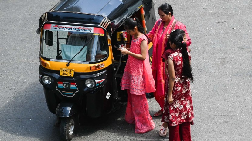 Passengers take rickshaws outside Andheri station (east) in Mumbai. (Express photo by Sankhadeep Banerjee)