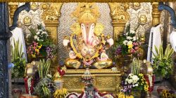 श्रीमंत दगडूशेठ हलवाई गणपती मंदिरावर अंगारकीनिमित्त ‘दाक्षिणात्य’ पुष्पआरास; फुलांमध्ये विविध देवतांच्या प्रतिमा