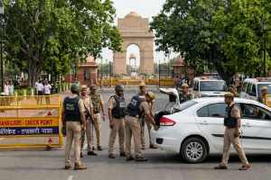 Security tightened in Delhi after terror alert | Delhi Police checking vehicles on high alert | दिल्लीत दहशतवादी हल्ल्याच्या पार्श्वभूमीवर सुरक्षा कडक | राजधानीत पोलिसांचा कडेकोट बंदोबस्त