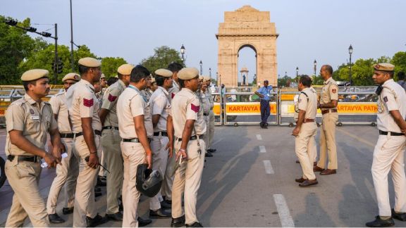 Delhi Police Arrest 9 Terrorists during anti terror operation | Weapons seized in ISI Dawood Ibrahim Terror Plot | दिल्ली पोलिसांकडून ९ अतिरेक्यांना अटक | आयएसआय आणि दाऊद इब्राहिमचा दहशतवादी कट उधळला