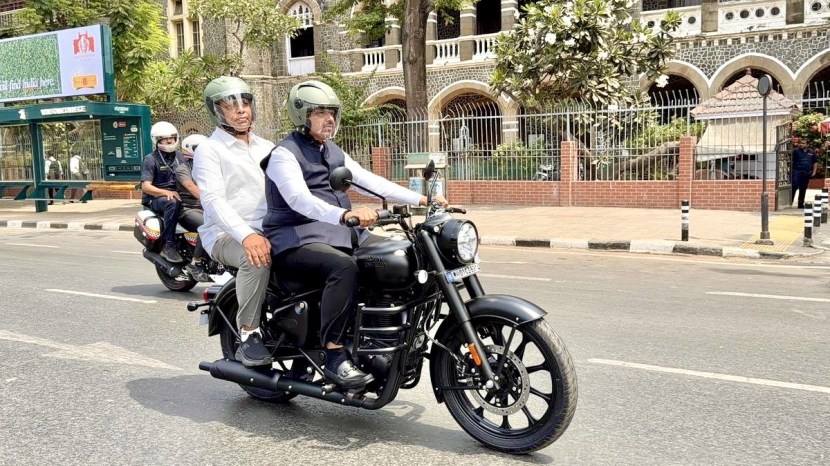 devendra-fadnavis-bullet-ride-vidhan-bhavan-ashish-shelar