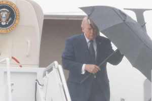 Donald Trump returns to White House amid US Iran war tensions | US military preparing for strikes against Iran | डोनाल्ड ट्रम्प अचानक व्हाईट हाऊसमध्ये परतले | अमेरिका आणि इराण युद्ध भडकण्याची शक्यता