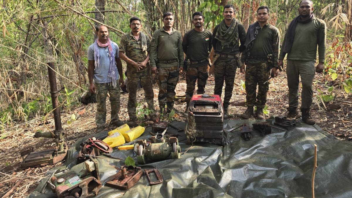 बिनागुंडाच्या जंगलातील माओवाद्यांचा शस्त्रनिर्मिती कारखाना उद्ध्वस्त; गडचिरोली पोलिसांचे मोठे यश बिनागुंडाच्या जंगलातील माओवाद्यांचा शस्त्रनिर्मिती कारखाना उद्ध्वस्त; गडचिरोली पोलिसांचे मोठे यश