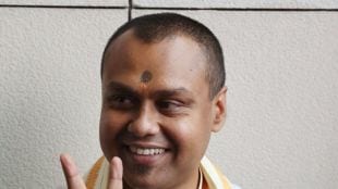 Kaustav Bagchi BJP winner Barrackpore | Kaustav Bagchi shaved head vow fulfilled | कौस्तव बागची भाजप बॅरकपूर विजय | बॅरकपूर विधानसभा निकाल भाजप विजय