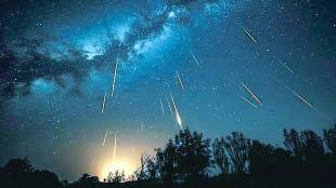 Meteor shower astronomical phenomenon | temple tuttle comet dust particles | leonids meteor shower from leo constellation | science of shooting stars in earth atmosphere