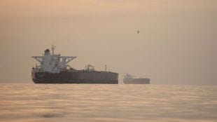US Navy ship Strait of Hormuz Iran missile claim | Iran vs USA conflict news update Marathi | अमेरिकन युद्धनौकेवर इराणचा क्षेपणास्त्र हल्ला | होर्मुझची सामुद्रधुनी इराण अमेरिका वाद