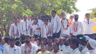 Rohit Pawar protest in Lasalgaon Nashik over onion prices | आमदार रोहित पवार यांचे नाशिक लासलगाव येथील कांदा दर आंदोलन | Onion price issue Maharashtra farmers protest | कांदा दरवाढीसाठी मुंबई आग्रा महामार्ग दिल्ली वाहतूक रोखणार इशारा