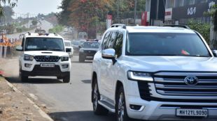 Shrikant Shinde Nashik Visit during Shiv Sena Shinde Group campaign | Shiv Sena Shinde Group leaders luxury cars convoy in Nashik | नाशिकमधील कार्यकर्ता संवाद यात्रेत खासदार श्रीकांत शिंदे | शिवसेना शिंदे गटाच्या मंत्र्यांचा नाशिकमधील गाड्यांचा ताफा