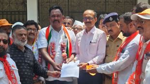 Maha Vikas Aghadi leaders submitting memorandum to Malegaon tehsildar | Farmers protesting against fuel shortage and low onion rates in Nashik | मालेगाव अप्पर जिल्हाधिकारी कार्यालय मविआ आंदोलन | कांदा उत्पादक शेतकरी आणि डिझेल टंचाईबाबत प्रशासनाला जाब