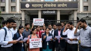 MPSC administrative office building in Maharashtra | Candidates submitting memorandum for civil services appointment delay | एमपीएससी राज्यसेवा परीक्षा शिफारस पत्रे रखडली | महाराष्ट्र लोकसेवा आयोग भरती प्रक्रिया दिरंगाई आंदोलन
