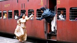 “राज प्रत्येक वेळी हात देणार नाही… सिमरन बनून धावती गाडी पकडू नका”, मध्य रेल्वेचे ‘फिल्मी स्टाईल’ आवाहन!