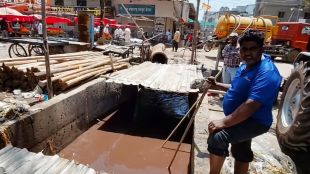 Malegaon Municipal Corporation commissioner Ravindra Jadhav issuing suspension order | Ramdas Borse staging protest at Sandwa bridge over Mosam river pollution | मालेगाव महापालिका ३ अधिकारी निलंबित | मोसम नदी प्रदूषण आंदोलनानंतर आयुक्तांची मोठी कारवाई