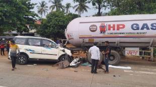 Mumbai Goa Highway Accident Khed Natunagar | Xylo car hits parked gas tanker Ratnagiri | Khed accident news updates | Road safety issues Mumbai Goa National Highway