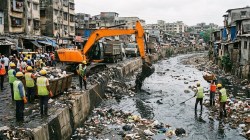 मुंबई : नाल्यांमध्ये कचरा टाकणाऱ्यांवर कारवाईचा बडगा; एम पूर्व विभाग “अलर्ट मोड”वर