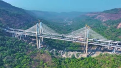मिसिंग लिंकवर क्रेनचालकाने बनविले संतापजनक रिल, बडतर्फ करण्याचे एमएसआरडीसीचे कंत्राटदाराला आदेश