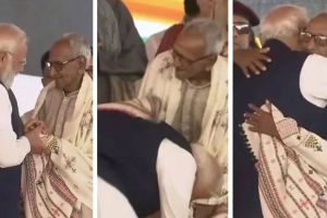 PM Modi seeking blessings from Makhanlal Sarkar | Suvendu Adhikari West Bengal CM Oath Ceremony | पंतप्रधान मोदी आणि माखनलाल सरकार गळाभेट | सुवेंदू अधिकारी शपथविधी माखनलाल सरकार
