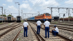 रेल्वेत कर्मचारी कपात, मनुष्यबळ सुसूत्रीकरणामुळे २९ हजार ६०८ पदे रद्द