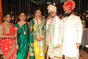 Sanjay Raut at Naresh Mhaske son wedding | Shiv Sena leaders meeting in Thane | Sanjay Raut Naresh Mhaske viral photo | Maharashtra political leaders personal relations
