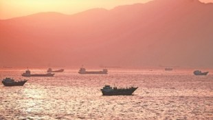 Iran Hormuz Strait Warning issued to commercial vessels | Navy enforces Global Shipping Red Lines in Middle East | होर्मुझच्या समुद्रात इराणने जहाजांना दिला लष्करी कारवाईचा इशारा | इराणच्या नव्या नियमांमुळे जागतिक सागरी वाहतूक क्षेत्रात खळबळ