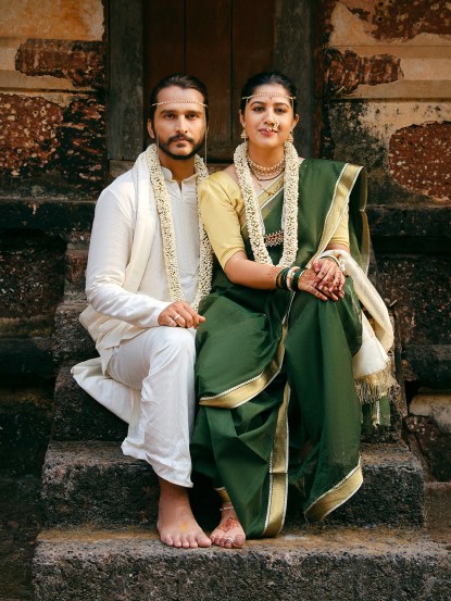 स्वानंदी यूट्यूबर व गायिका असून तिने २०२५मध्ये प्रदर्शित झालेल्या 'दशावतार' या चित्रपटासाठी गाणं गायलं होतं. पण, अनेकांना माहीत नसेल की स्वानंदीचा नवरासुद्धा याच क्षेत्रात काम करतो.