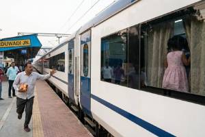 Vande Bharat Express automatic doors safety | Pune Railway Police helping lost child | Solapur Mumbai Vande Bharat Express Kurduwadi station | Indian Railways TTE HL Meena rescue operation