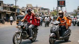 Zomato Swiggy delivery boy working in heatwave Maharashtra | झोमॅटो स्विगी डिलिव्हरी बॉय उष्णतेची लाट संघर्ष | Delivery riders struggle in summer heat Pune Mumbai | उन्हाळ्यात फूड डिलिव्हरी कामगारांचे हाल