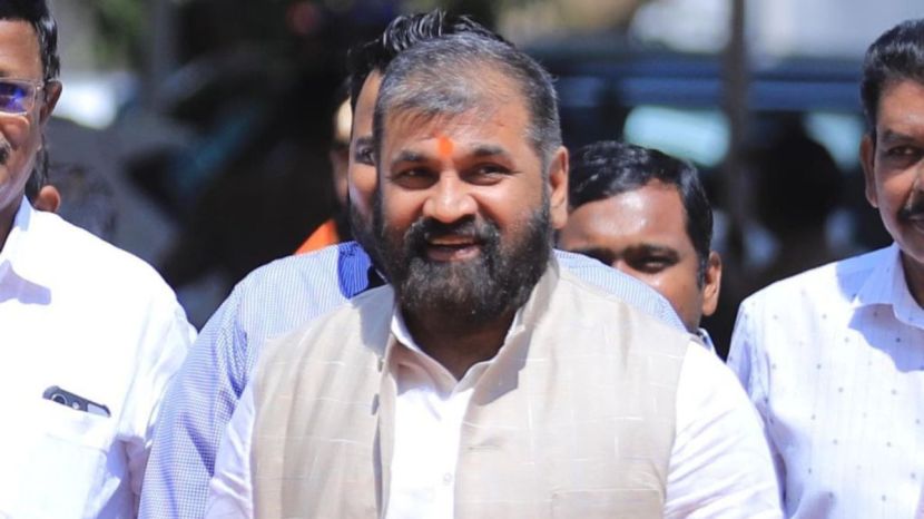 अहिर यांनी आता ठाकरेंची साथ सोडून शिंदेंच्या सेनेत प्रवेश केल्याने उद्धव ठाकरे यांच्यासह आदित्य ठाकरेंना मोठा धक्का मानला जता आहे. (फोटो - X/ Sachin Ahir)
