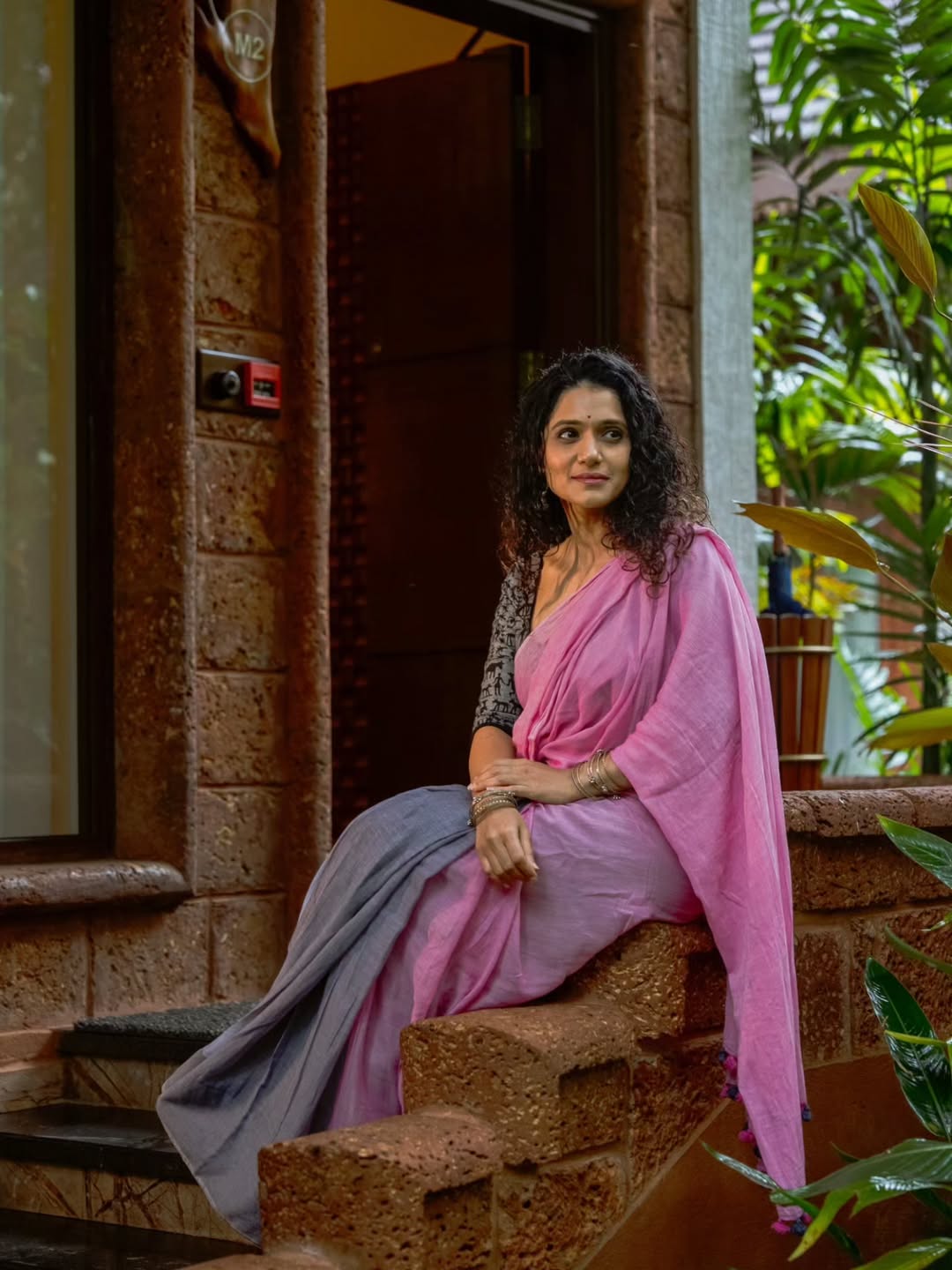 Urmila Kothare red saree look photos