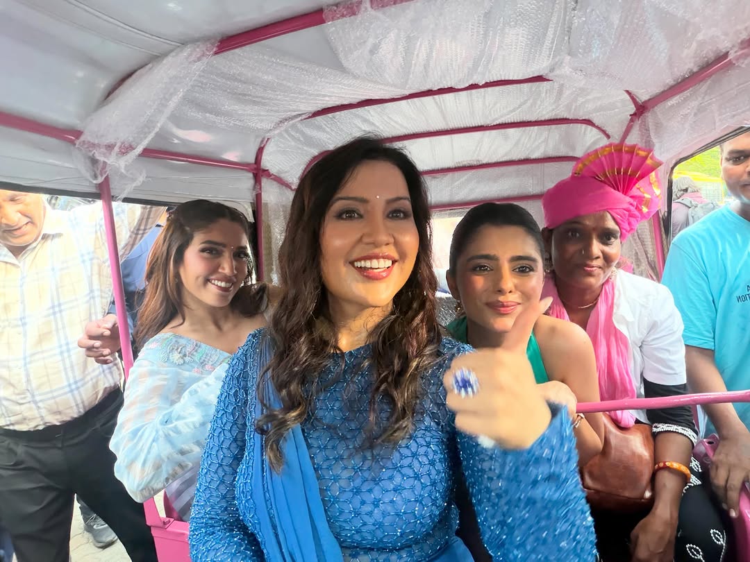 Amruta Fadnavis drives rickshaw