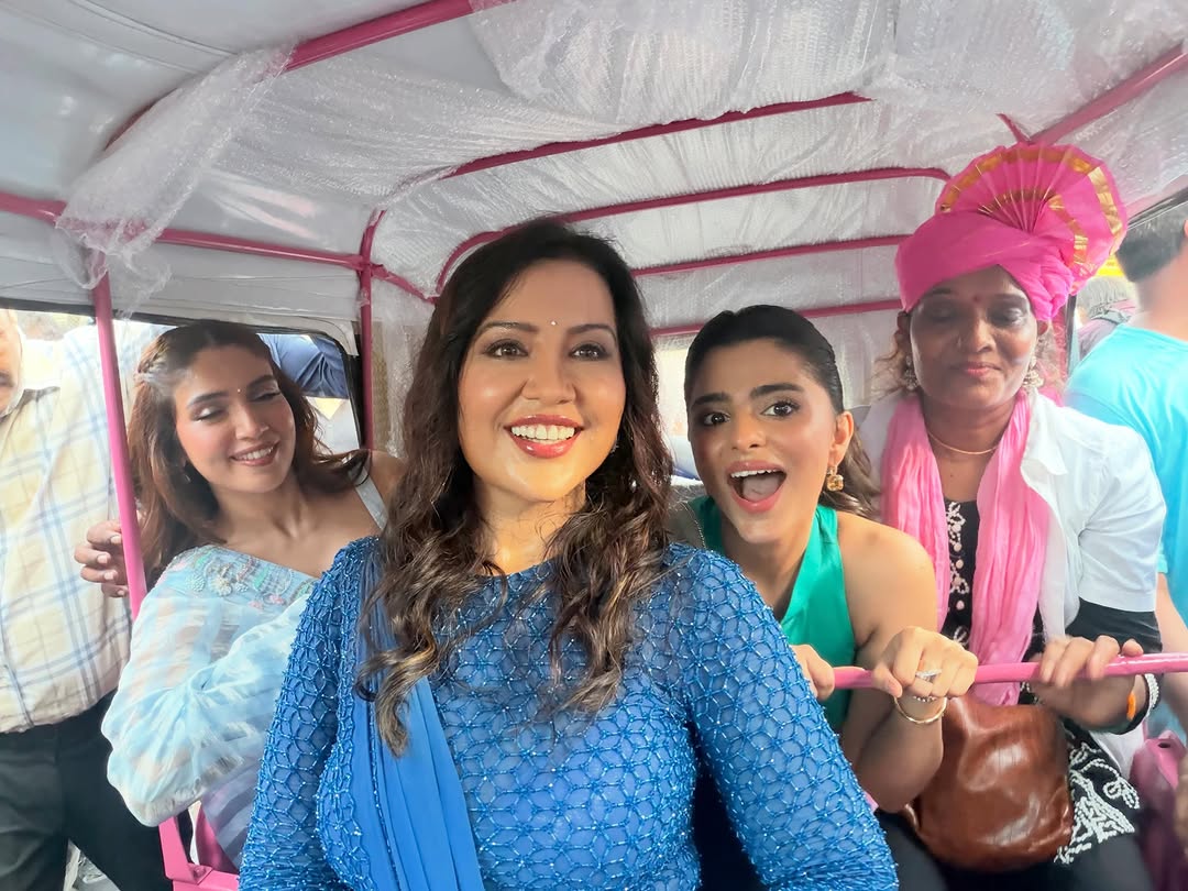 Amruta Fadnavis drives rickshaw