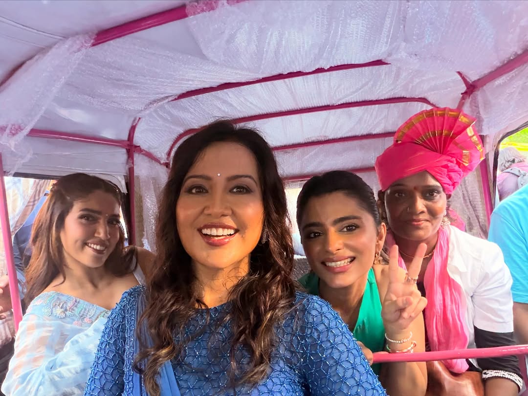 Amruta Fadnavis drives rickshaw