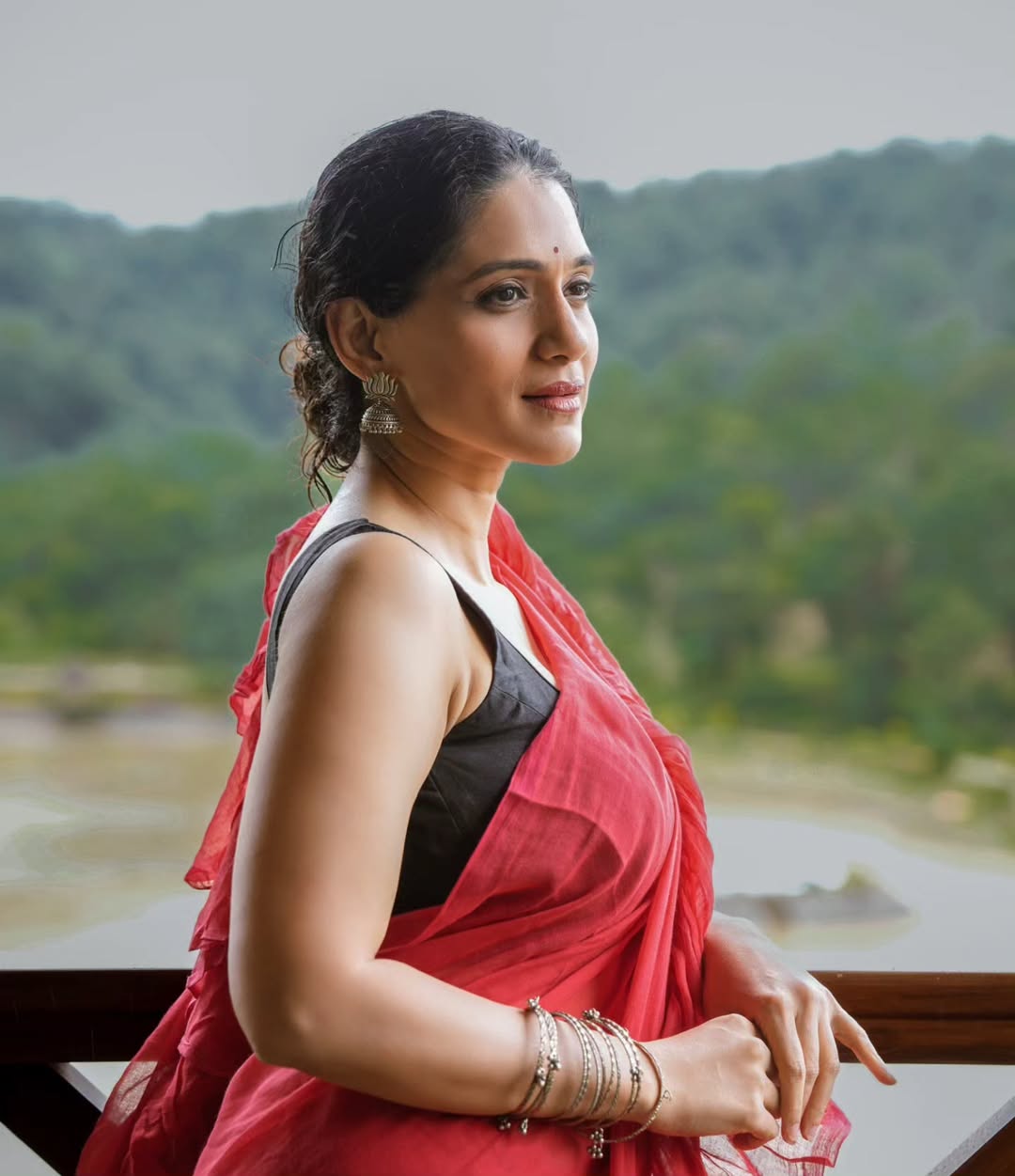 Urmila Kothare red saree look photos