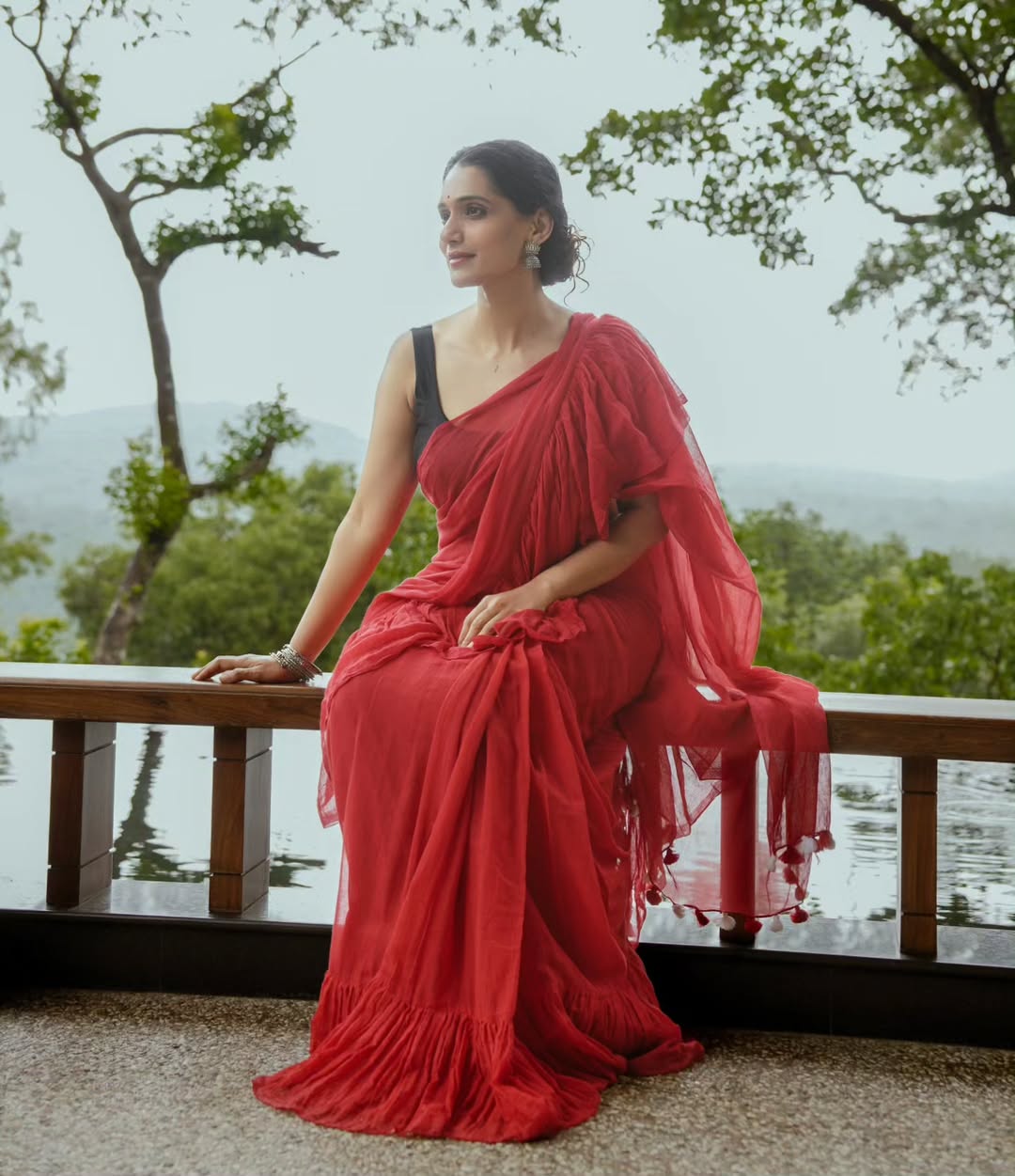 Urmila Kothare red saree look photos