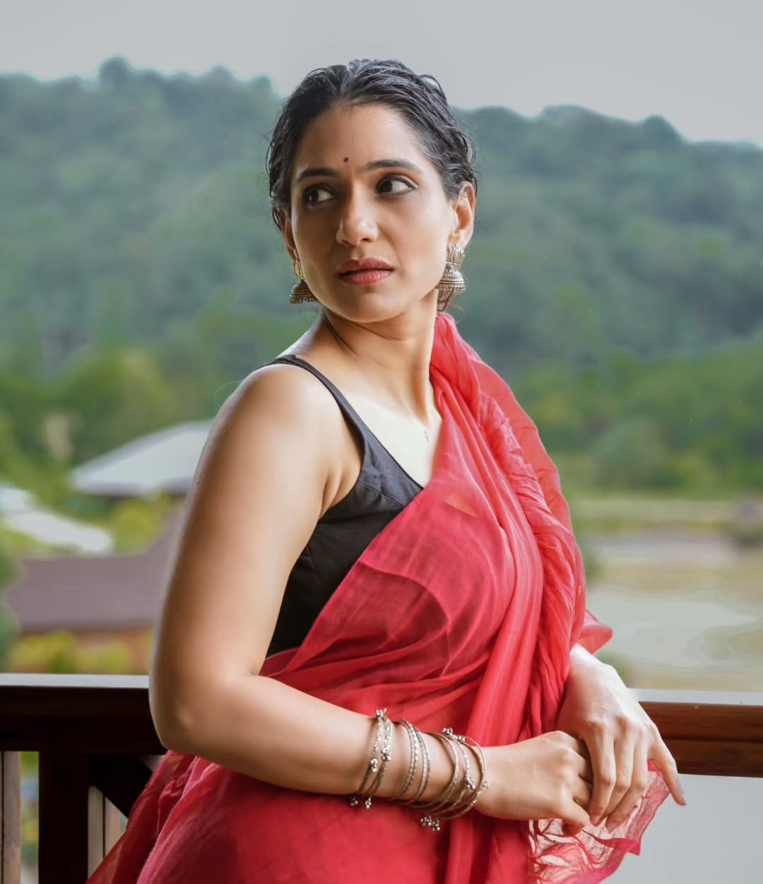 Urmila Kothare red saree look photos