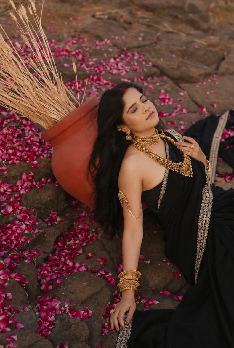 Amruta Deshmukh black saree photoshoot