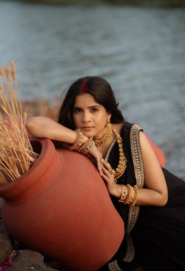 Amruta Deshmukh black saree photoshoot