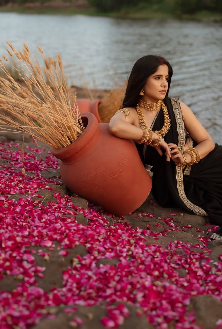Amruta Deshmukh black saree photoshoot