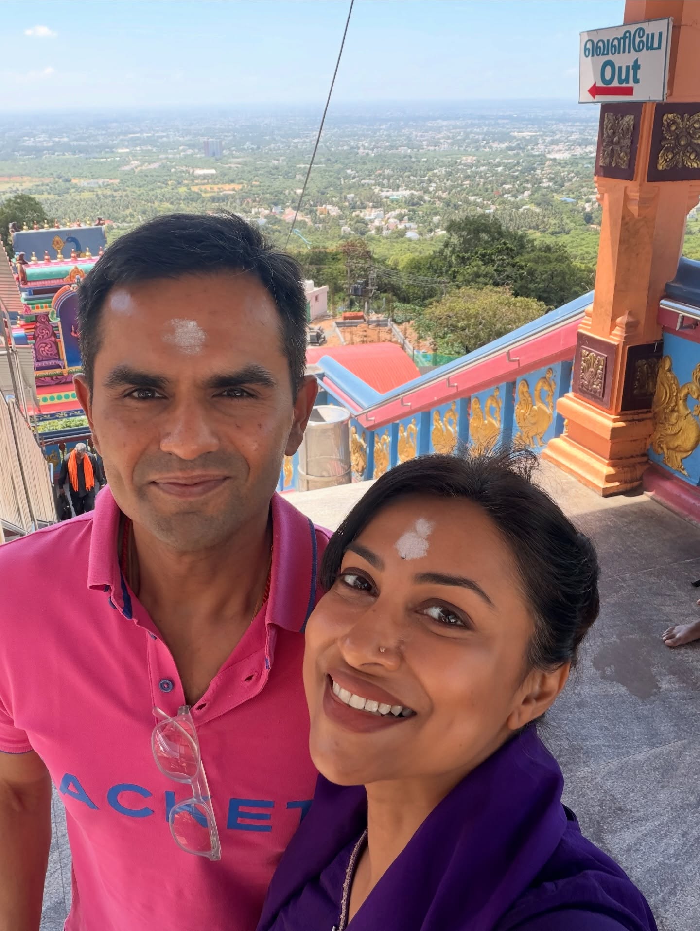 Kranti Redkar and Sameer Wankhede visit temple