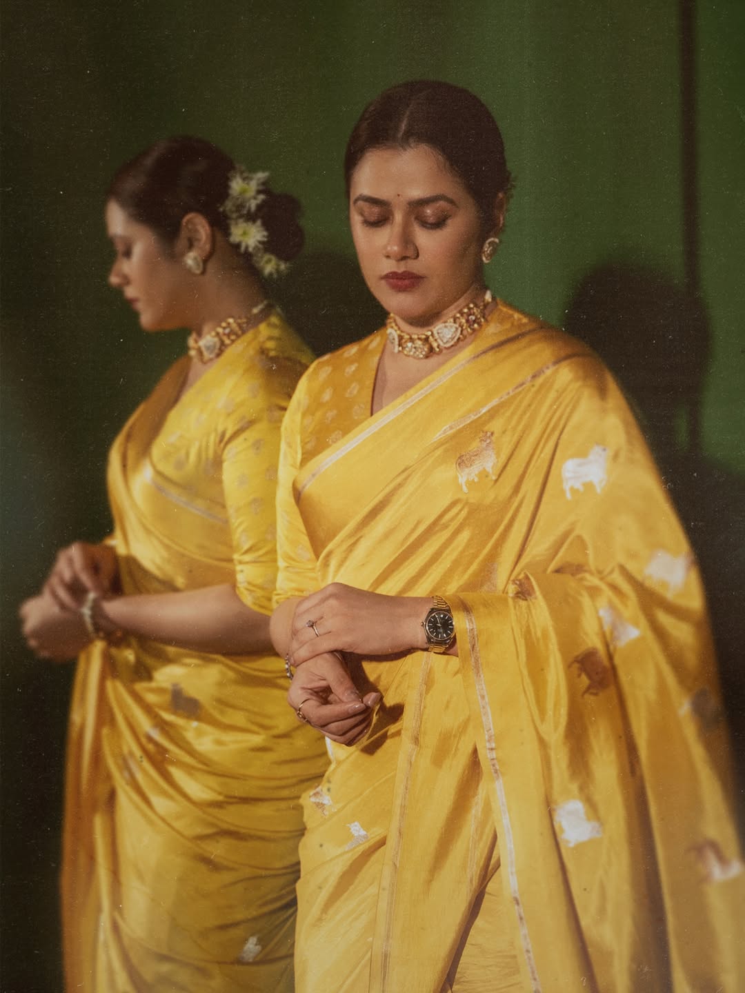 Girija Oak yellow saree look photos